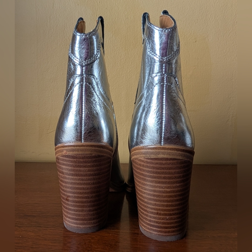 Marc Fisher Gona Women's Bootie in Metallic Silver Like New Sz 5M - Picture 4 of 8